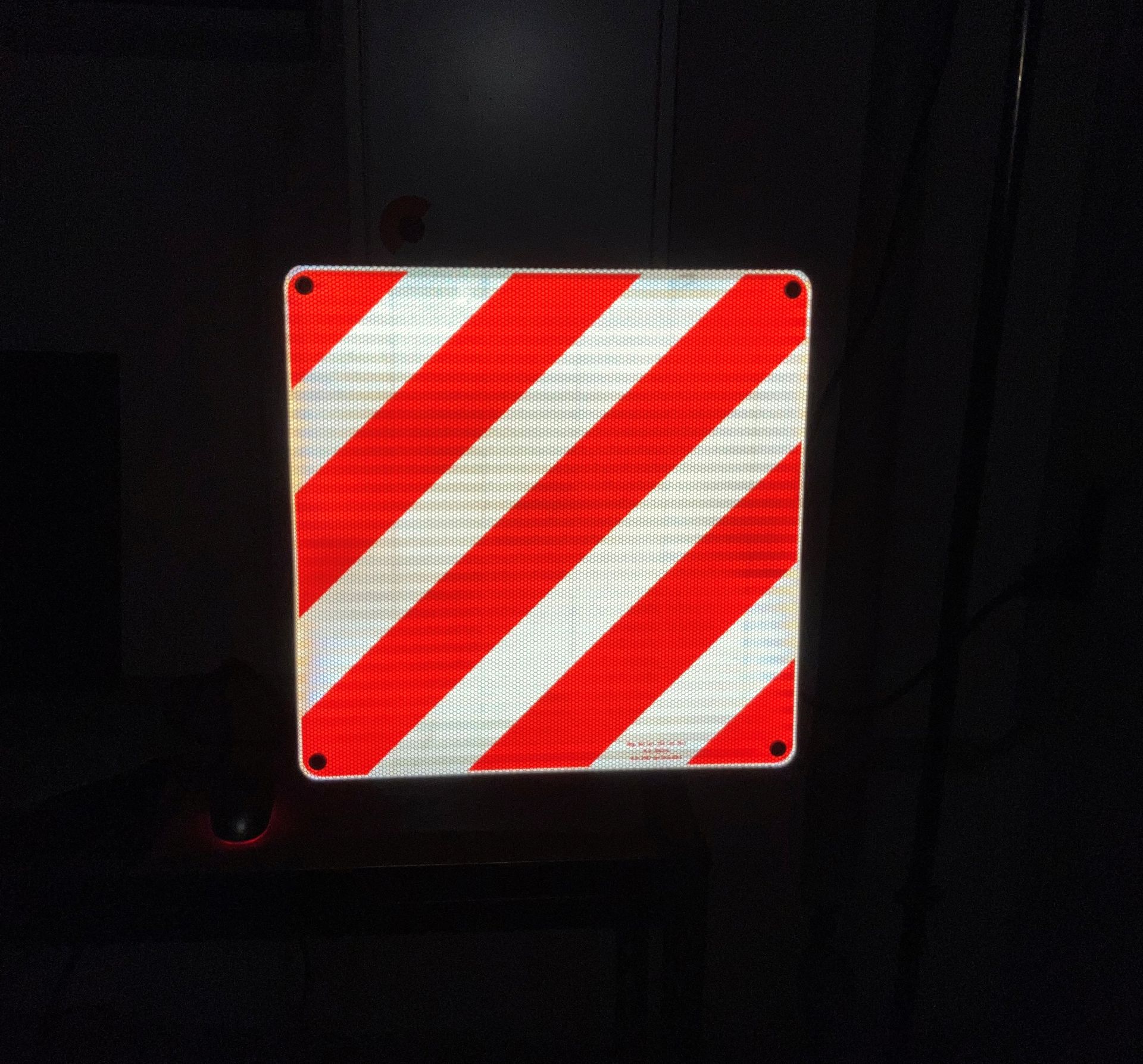 097606_ReflektionbeiNacht_1920x1920